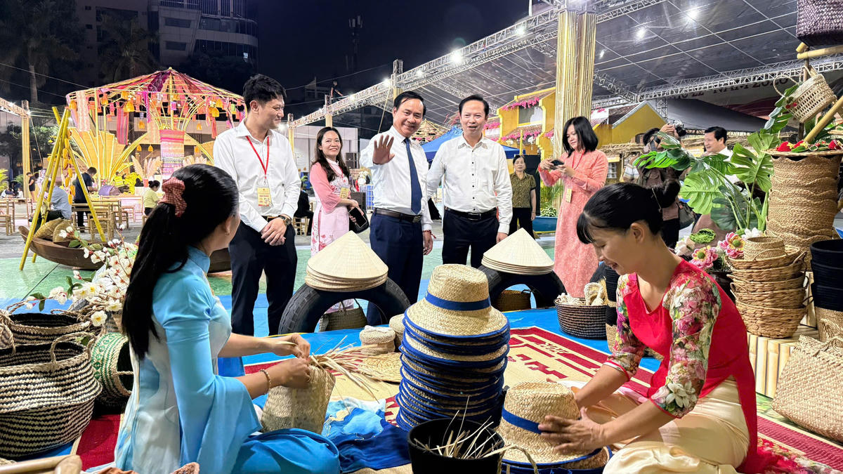 Điểm hấp dẫn của sự kiện không chỉ nằm ở sự đa dạng của các mặt hàng được giới thiệu, mà còn ở cách mỗi địa phương kể câu chuyện về sản phẩm của mình.