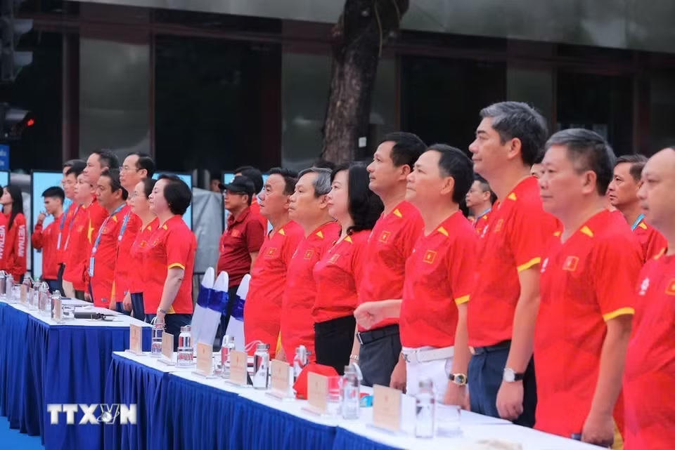 Thường trực Ban Bí thư Trần Cẩm Tú, Phó Thủ tướng Phạm Thị Thanh Trà cùng các đại biểu dự Lễ phát động phong trào "Mỗi người dân lựa chọn ít nhất một môn thể thao phù hợp để tập luyện thường xuyên." (Ảnh: Hoàng Hiếu/TTXVN)