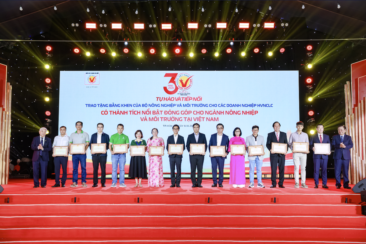 Ông Đỗ Thanh Tuấn (thứ 2 từ phải sang) - Giám đốc Đối ngoại, đại diện Vinamilk - đón nhận Bằng khen của Bộ Nông nghiệp và Môi trường nhân dịp kỷ niệm 30 năm Chương trình HVNCLC (Ảnh: Minh Anh).