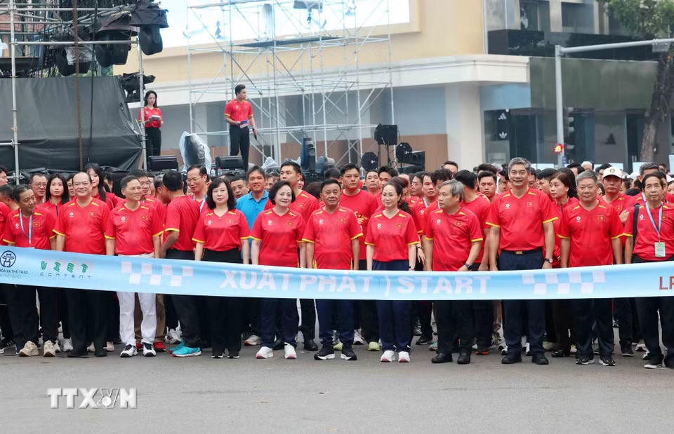 Thường trực Ban Bí thư Trần Cẩm Tú, Phó Thủ tướng Phạm Thị Thanh Trà cùng các đại biểu tham gia chạy hưởng ứng phong trào. (Ảnh: Phương Hoa/TTXVN)