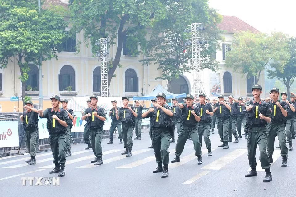 Sau lễ phát động là các hoạt động chạy, đi bộ đồng hành xung quanh khu vực hồ Hoàn Kiếm cùng hoạt động biểu diễn võ thuật, các môn thể thao. (Ảnh: Hoàng Hiếu/TTXVN)