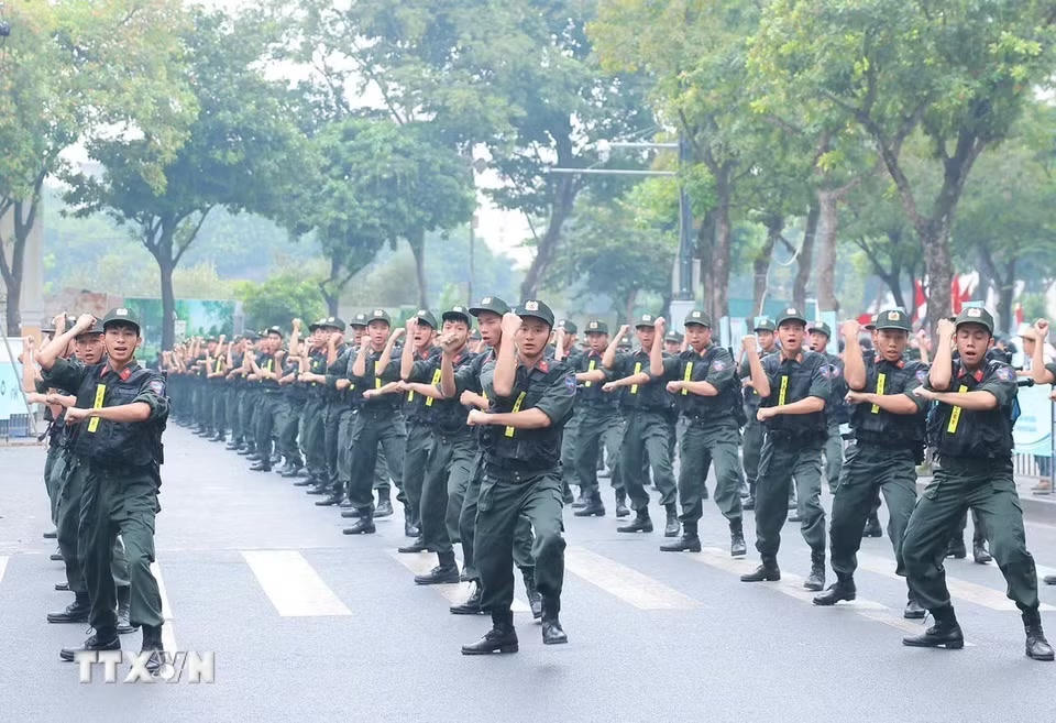 Sau lễ phát động là các hoạt động chạy, đi bộ đồng hành xung quanh khu vực hồ Hoàn Kiếm cùng hoạt động biểu diễn võ thuật, các môn thể thao. (Ảnh: Hoàng Hiếu/TTXVN)