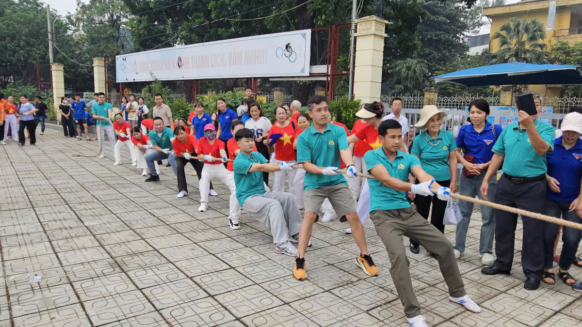 Hội Nông dân xã An Khánh thể hiện tinh thần đồng đội qua môn kéo co. Ảnh: Đạt Lê