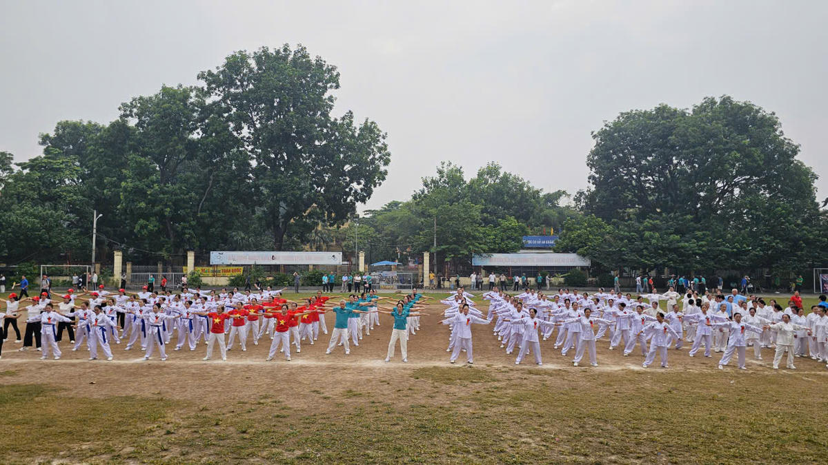 Các tiết mục thể dục thể thao tạo không khí vui tươi, phấn khởi tại địa phương. Ảnh: Đạt Lê 