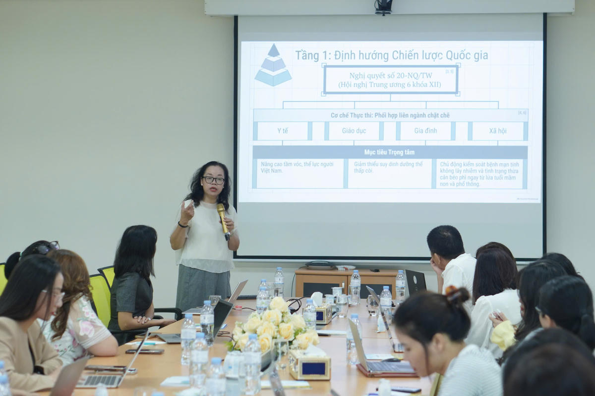 TS.BS Bùi Thị Mai Hương trình bày tại buổi sinh hoạt chuyên đề.