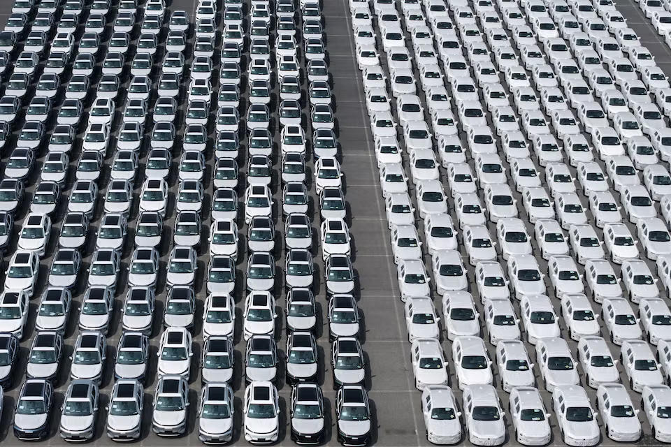 Ô tô mới xếp hàng tại cảng Thượng Hải, Trung Quốc. Nguồn: Reuters.