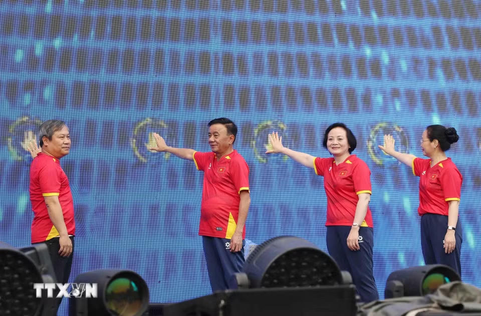 Thường trực Ban Bí thư Trần Cẩm Tú, Phó Thủ tướng Phạm Thị Thanh Trà cùng các đại biểu thực hiện nghi thức phát động phong trào “Mỗi người dân lựa chọn ít nhất một môn thể thao phù hợp để tập luyện thường xuyên." (Ảnh: Phương Hoa/TTXVN)