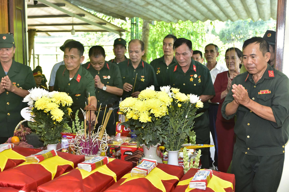 Các cựu chiến binh, thân nhân liệt sĩ dâng hương, hoa tại nơi quy tập hài cốt liệt sĩ vừa tìm thấy trong chiến dịch 500 ngày đêm.