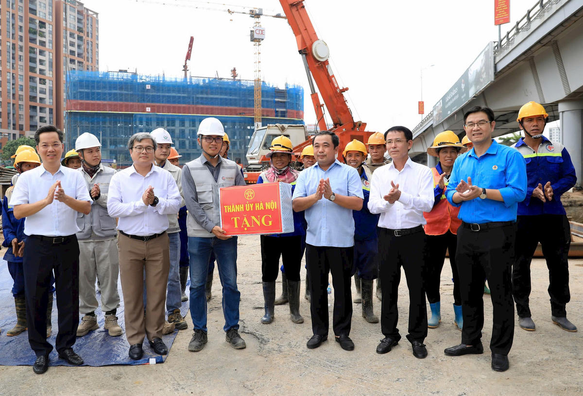 Bí thư Thành ủy Hà Nội Trần Đức Thắng cùng các đồng chí lãnh đạo Hà Nội tặng quà công nhân thi công tại Dự án đầu tư xây dựng hầm chui tại nút giao Cổ Linh. 
