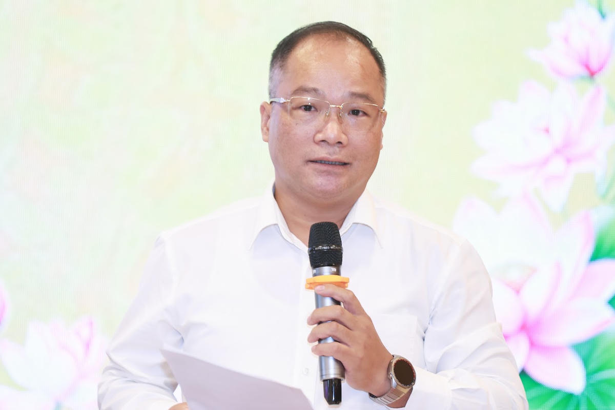 TS Nguyễn Đăng Khang, Phó Tổng Biên tập Báo Đại đoàn kết thông tin về chuỗi hoạt động văn hóa, học thuật, nghệ thuật và tâm linh trong hai ngày 17 và 18/10 tại chùa Tam Chúc, tỉnh Ninh Bình. Ảnh: Quang Vinh.