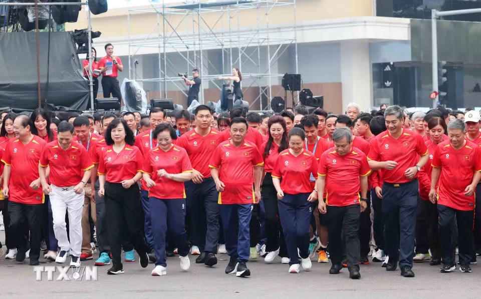 Thường trực Ban Bí thư Trần Cẩm Tú, Phó Thủ tướng Phạm Thị Thanh Trà cùng các đại biểu tham gia chạy hưởng ứng phong trào. (Ảnh: Phương Hoa/TTXVN)