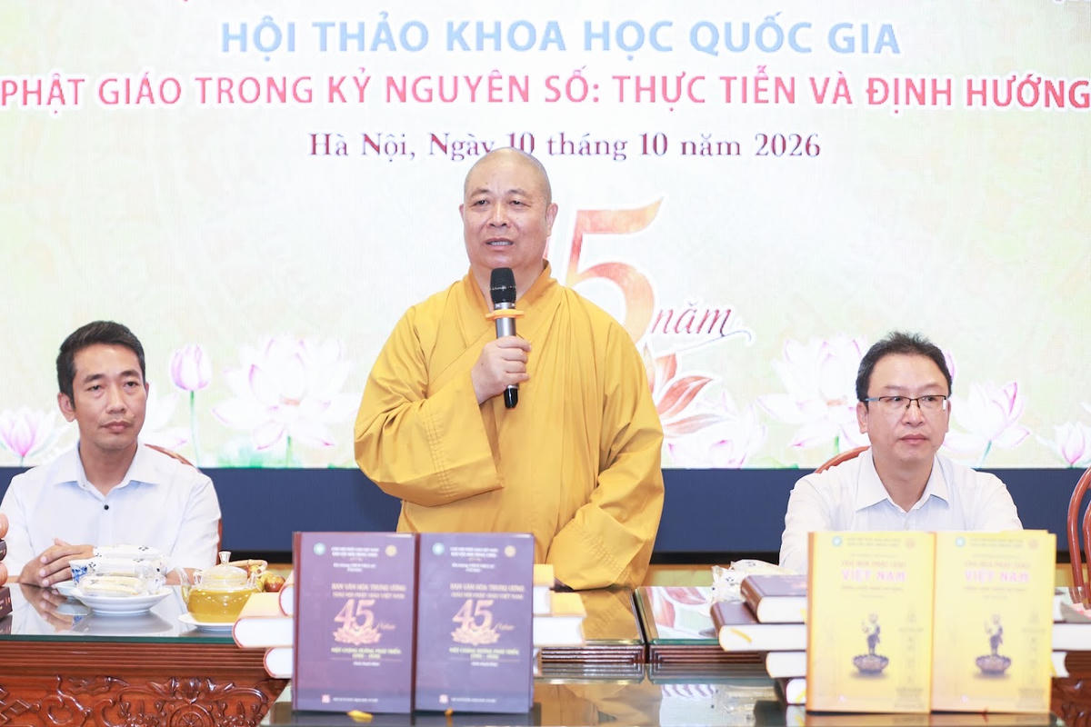 Hòa thượng Thích Thọ Lạc, Ủy viên Thường trực, Ủy viên Thư ký Hội đồng Trị sự, Trưởng ban Văn hóa Trung ương GHPGVN phát biểu khai mạc buổi gặp mặt thông tin về chuỗi hoạt động kỷ niệm 45 năm thành lập Ban Văn hóa Trung ương Giáo hội Phật giáo Việt Nam. Ảnh: Quang Vinh.