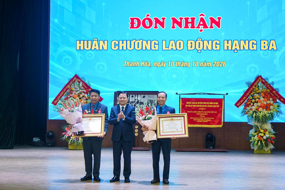 Ông Nguyễn Anh Tuấn trao huân chương Lao động cho 2 cá nhân thuộc LĐLĐ tỉnh Thanh Hóa. Ảnh: Q.D
