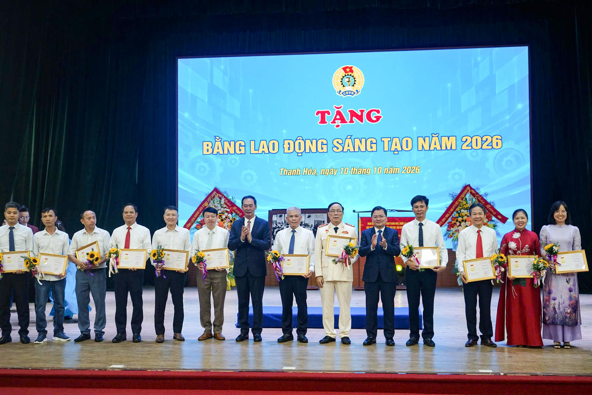 Ông Nguyễn Anh Tuấn và ông Trịnh Tuấn Sinh trao bằng lao động sáng tạo năm 2026 cho các cá nhân. Ảnh: Q.D