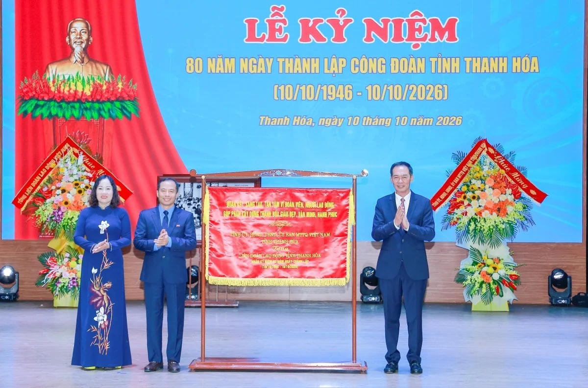 Chủ tịch Ủy ban MTTQ tỉnh Trịnh Tuấn Sinh trao bức trướng cho LĐLĐ tỉnh Thanh Hóa. Ảnh: Lê Hợi.