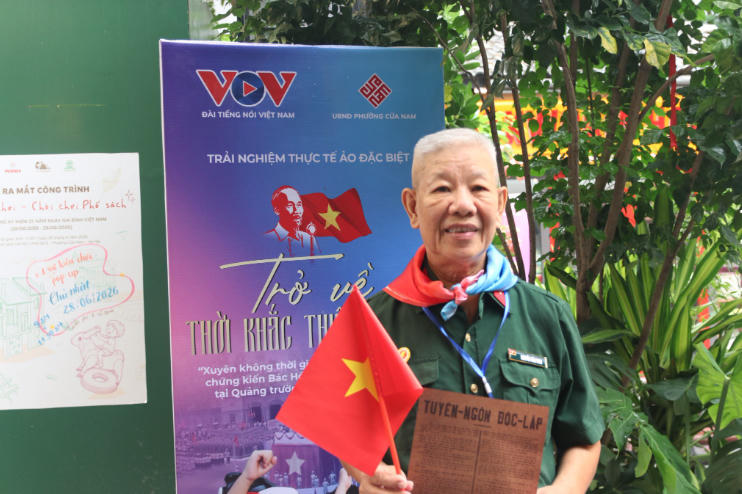 Bác Vinh mong muốn thế hệ trẻ sẽ luôn nỗ lực học tập, trau dồi kiến thức, phát huy nhiệt huyết và tinh thần trách nhiệm để góp sức xây dựng đất nước ngày càng phát triển, tốt đẹp hơn. Ảnh: Ngọc Linh.