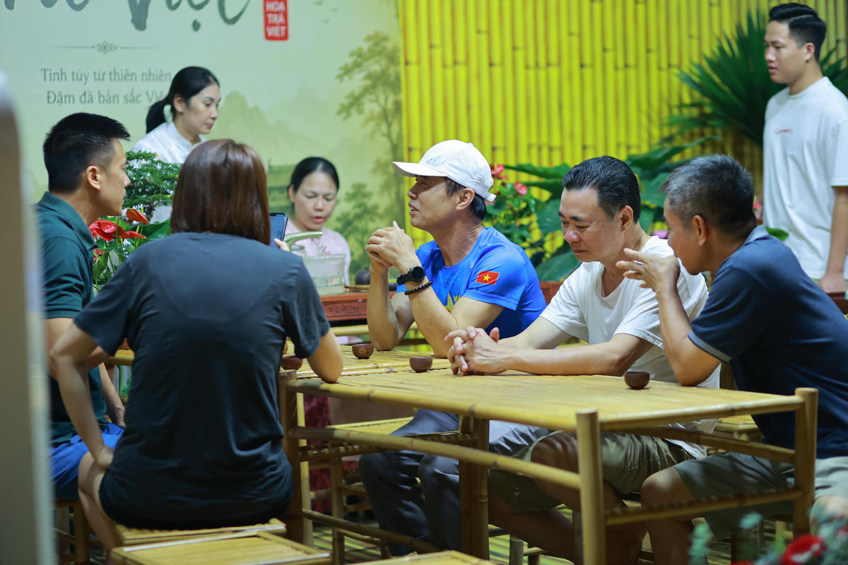Không gian trà mang đến nhịp trải nghiệm chậm rãi hơn giữa khu vực lễ hội đông vui. Khách tham quan có dịp thưởng thức trà, trò chuyện và tìm hiểu thêm về văn hóa thưởng trà 