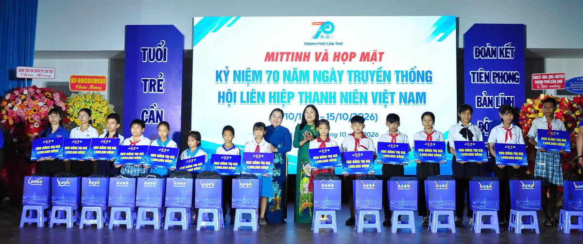 Đại diện lãnh đạo TP trao học bổng và quà cho các em học sinh có hoàn cảnh khó khăn. Ảnh Tô Thắm