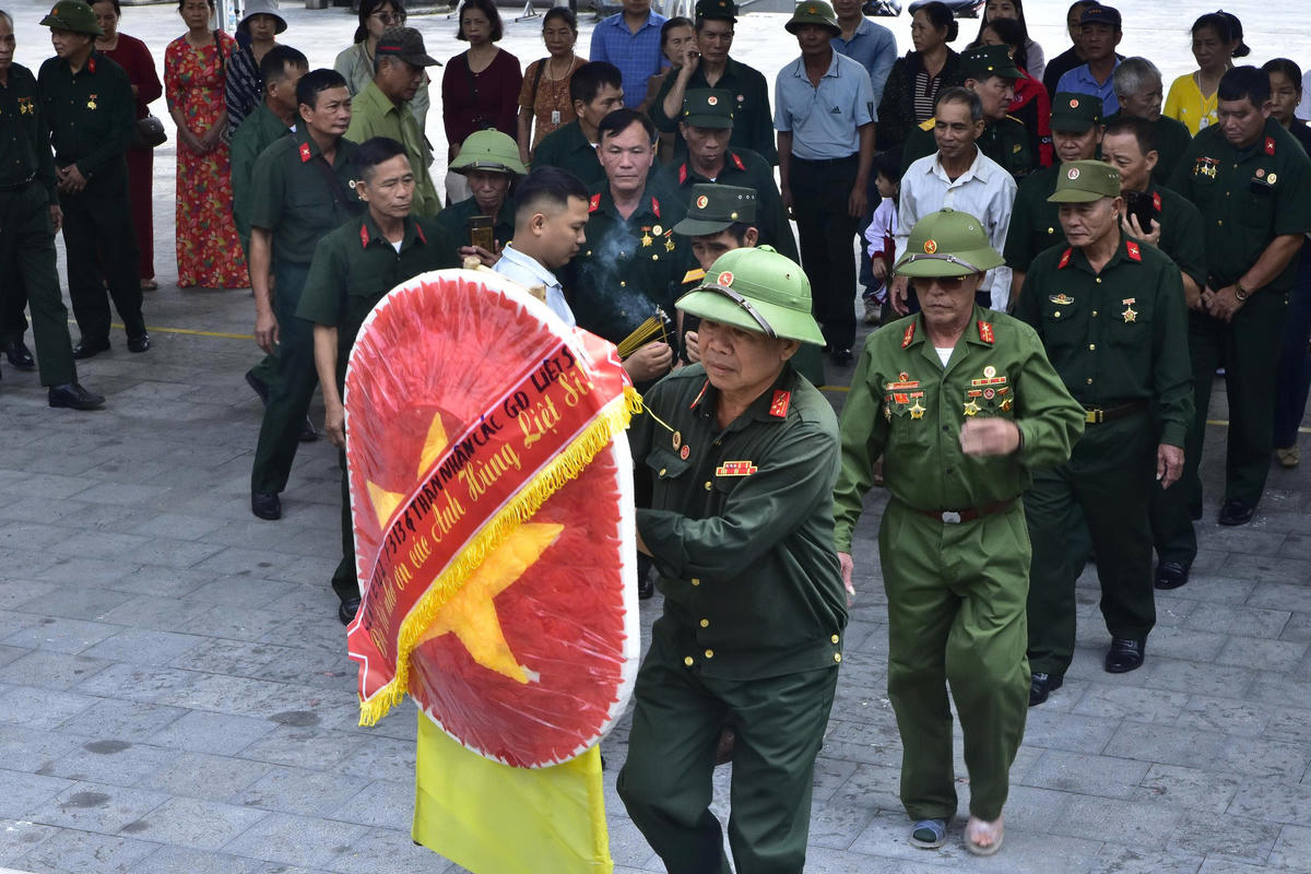 Các đại biểu, cựu chiến binh dâng hương, hoa tri ân các anh hùng tại Nghĩa trang Liệt sĩ Quốc gia Vị Xuyên.