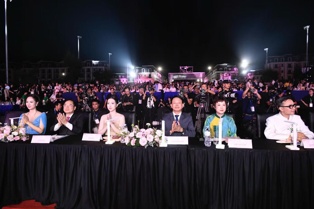 Sân khấu 3.000 chỗ ngồi kín khán giả tại chung khảo Hoa hậu Việt Nam 2026