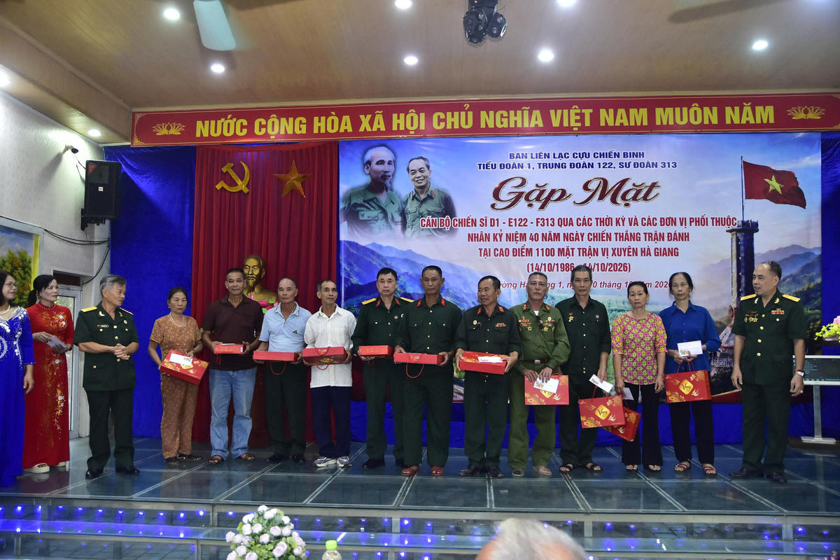 Ban Tổ chức trao quà cho các thương binh, thân nhân liệt sĩ tại buổi gặp mặt.