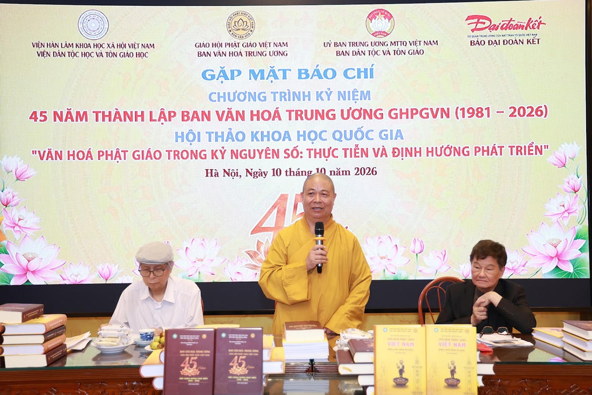 Hòa thượng Thích Thọ Lạc, Ủy viên Thường trực, Ủy viên Thư ký Hội đồng Trị sự, Trưởng ban Văn hóa Trung ương Giáo hội Phật giáo Việt Nam, giới thiệu về hai cuốn sách “Văn hóa Phật giáo Việt Nam: Thống nhất trong đa dạng” và “Ban Văn hóa Trung ương Giáo hội Phật giáo Việt Nam: 45 năm một chặng đường phát triển (1981-2026)”. Ảnh: Quang Vinh.
