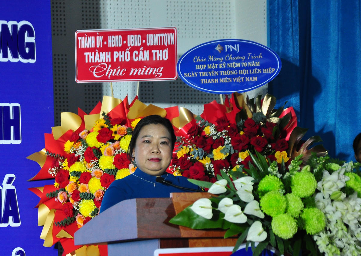 Bà Hồ Thị Cẩm Đào, Phó Bí thư Thành ủy, Chủ tịch Ủy ban MTTQ Việt Nam TP Cần Thơ phát biểu chào mừng tại buổi lễ. Ảnh Tô Thắm