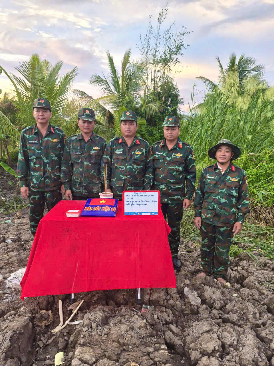 Lực lượng chức năng cất bốc, quy tập được 1 hài cốt liệt sĩ tại nghĩa trang tạm Tân Bữu. Ảnh: Vĩnh Nghị