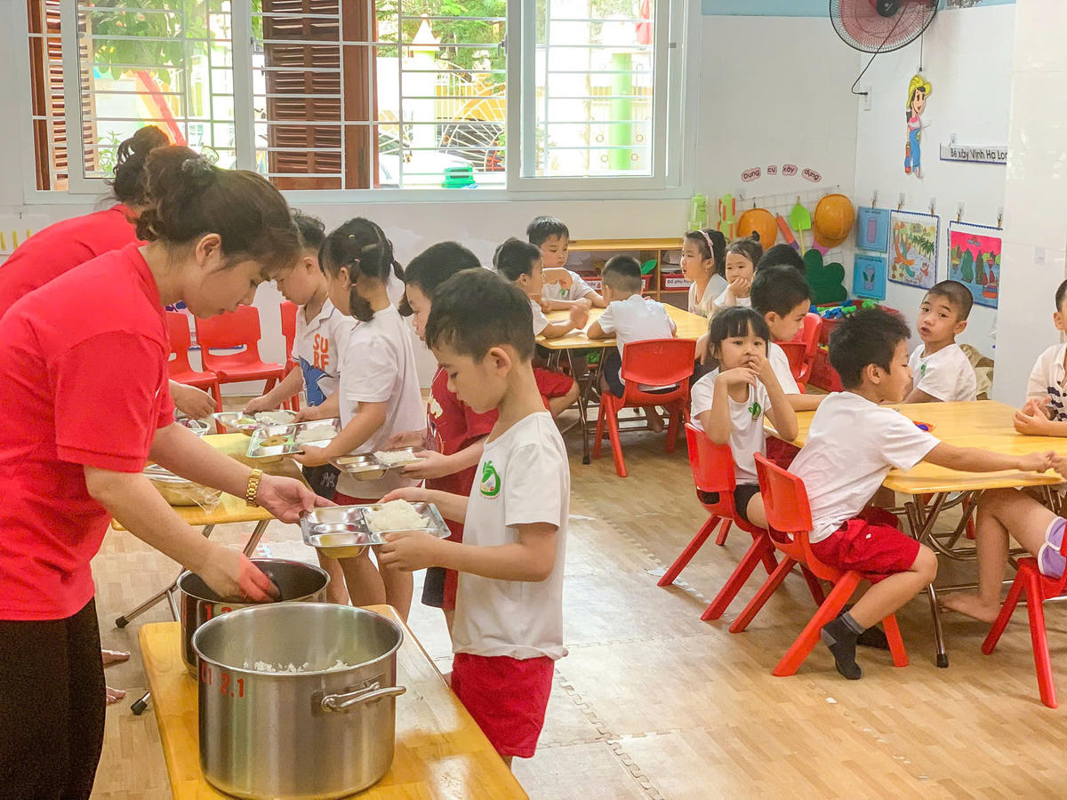 Bữa ăn học đường được Tập đoàn TH triển khai tại 10 tỉnh, thành phố trên của nước. Ảnh: TH