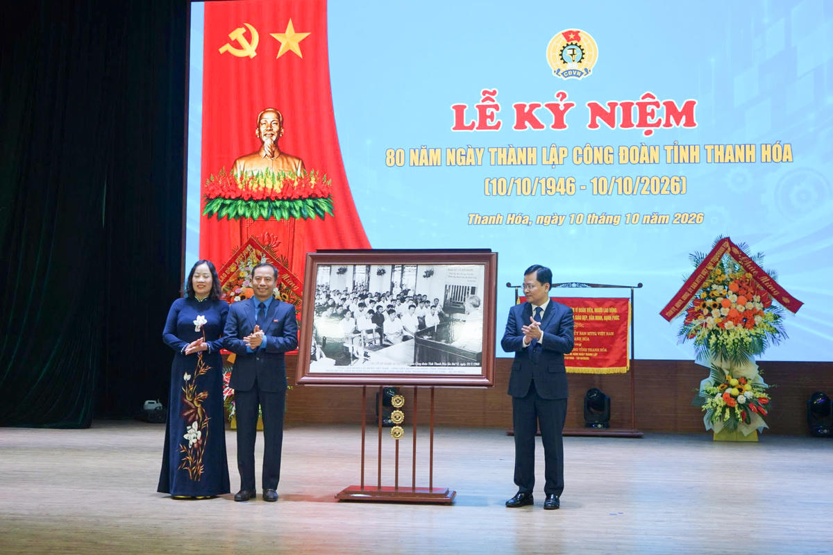Chủ tịch Tổng LĐLĐ Việt Nam Nguyễn Anh Tuấn trao tặng bức ảnh Bác Hồ nói chuyện với cán bộ công đoàn. Ảnh: Q.D