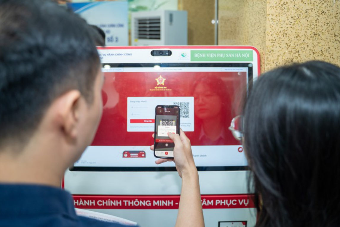 Kiosk dịch vụ công được bố trí tại nhiều địa điểm ở Hà Nội để phục vụ người dân. Ảnh: ttpvhcc.hanoi.gov.vn.