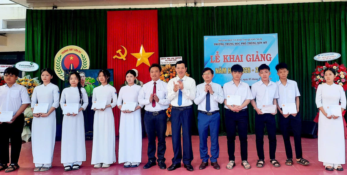 Chủ tịch Hội khuyến học tỉnh Quảng Ngãi Võ Thanh An (ở giữa) trao
tặng quà cho học sinh. Ảnh: ĐVCC.
