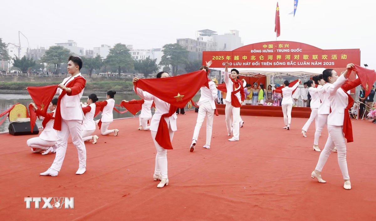 ttxvn_quang-ninh-giao-luu-hat-doi-tren-song-bien-gioi-bac-luan-giua-thanh-nien-mong-cai-viet-nam-va-thanh-nien-dong-hung-trung-quoc-nam-2025-8467780.jpg