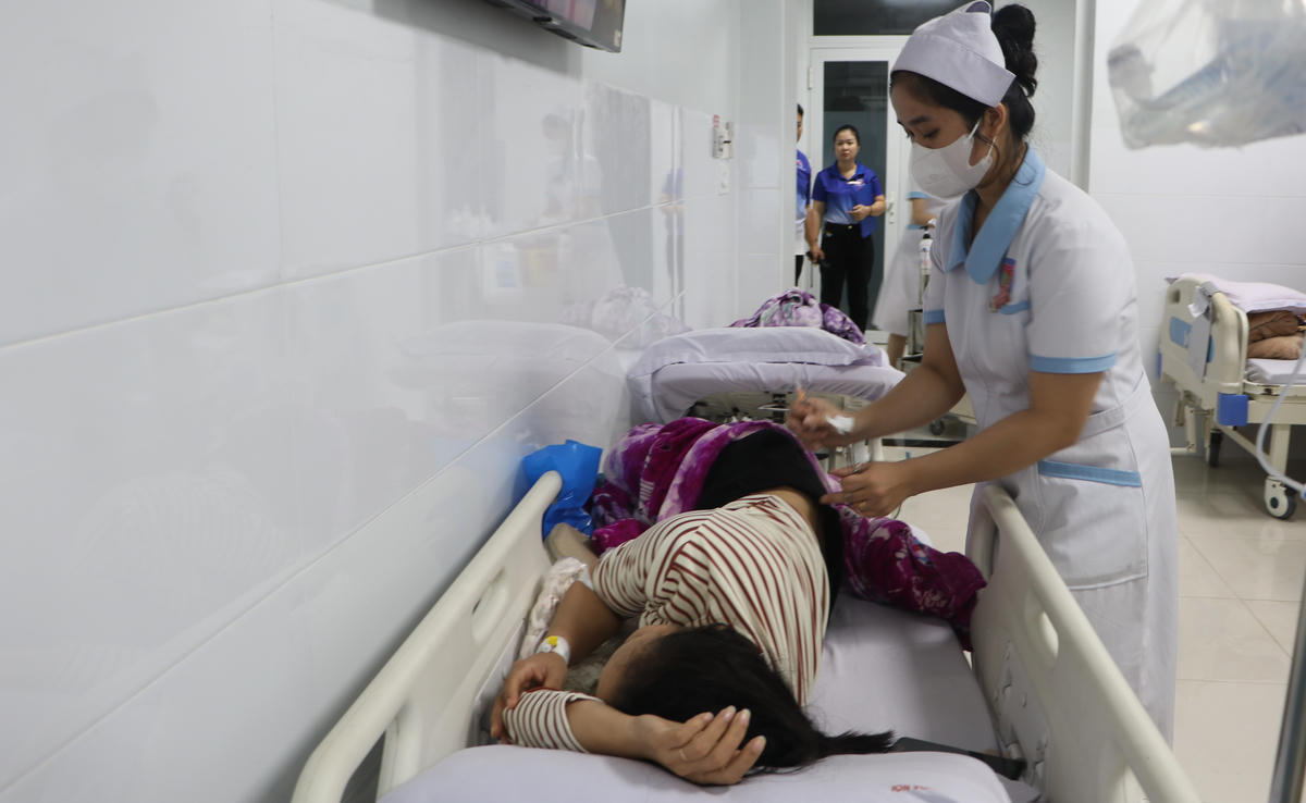 Bệnh nhân nghi ngộ độc thực phẩm do ăn bánh mì đang điều trị tại bệnh viện. Ảnh: CĐ.