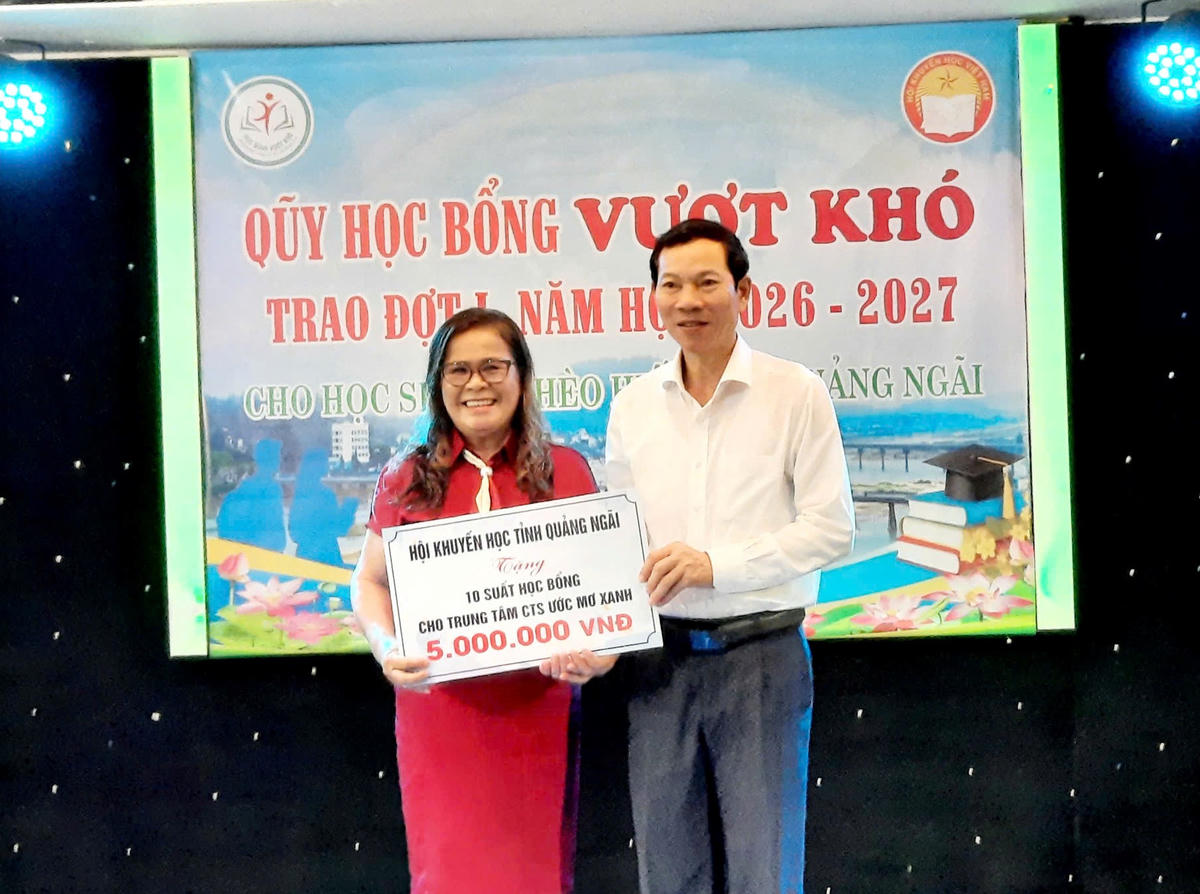 Lãnh đạo Hội khuyến học tỉnh Quảng Ngãi tặng 10 suất học bổng cho Trung tâm CTS Ước Mơ Xanh. Ảnh: ĐVCC.