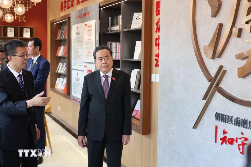 Chủ tịch Quốc hội Trần Thanh Mẫn khảo sát tại điểm liên lạc lập pháp Nam Ma Phòng ở quận Triều Dương. (Ảnh: Quang Hưng/TTXVN).