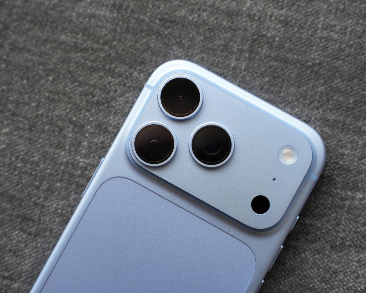 iPhone 18 Pro là bản nâng cấp cải tiến từ một thiết bị vốn đã rất tuyệt vời của iPhone 17 Pro. Nguồn: The Guardian.