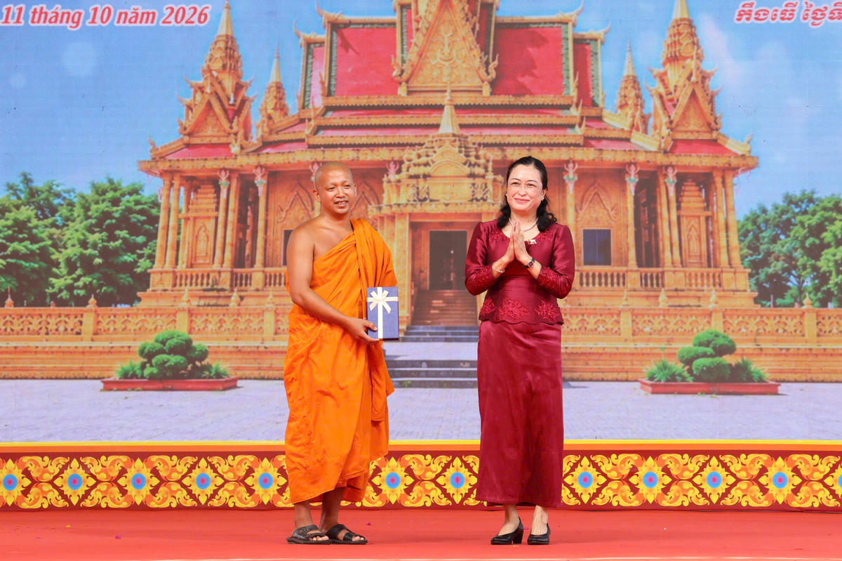 Bà Trần Thị Hoa Ry, Phó Bí thư Đảng ủy, Chủ nhiệm Ủy ban Kiểm tra Đảng ủy Hội đồng Dân tộc, Phó Chủ tịch Hội đồng Dân tộc Quốc hội tặng quà cho Đại đức Chau Chành Tha - Trụ trì chùa Đay Om Pu. Ảnh TP
