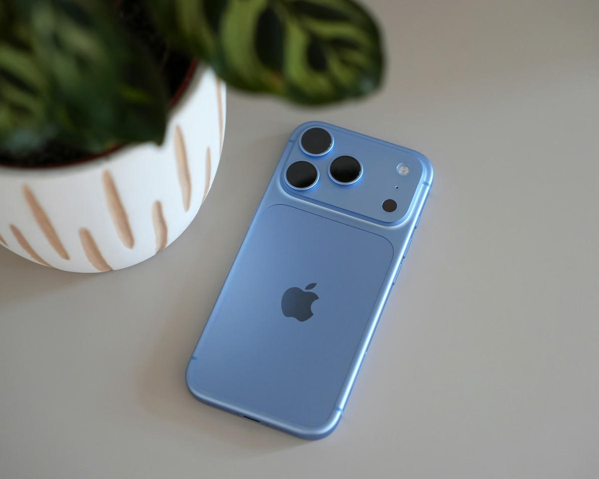 iPhone 18 Pro hội tụ mọi công nghệ ưu việt nhất của Apple trong một thiết bị nhỏ gọn, vừa vặn túi áo. Nguồn: The Guardian.