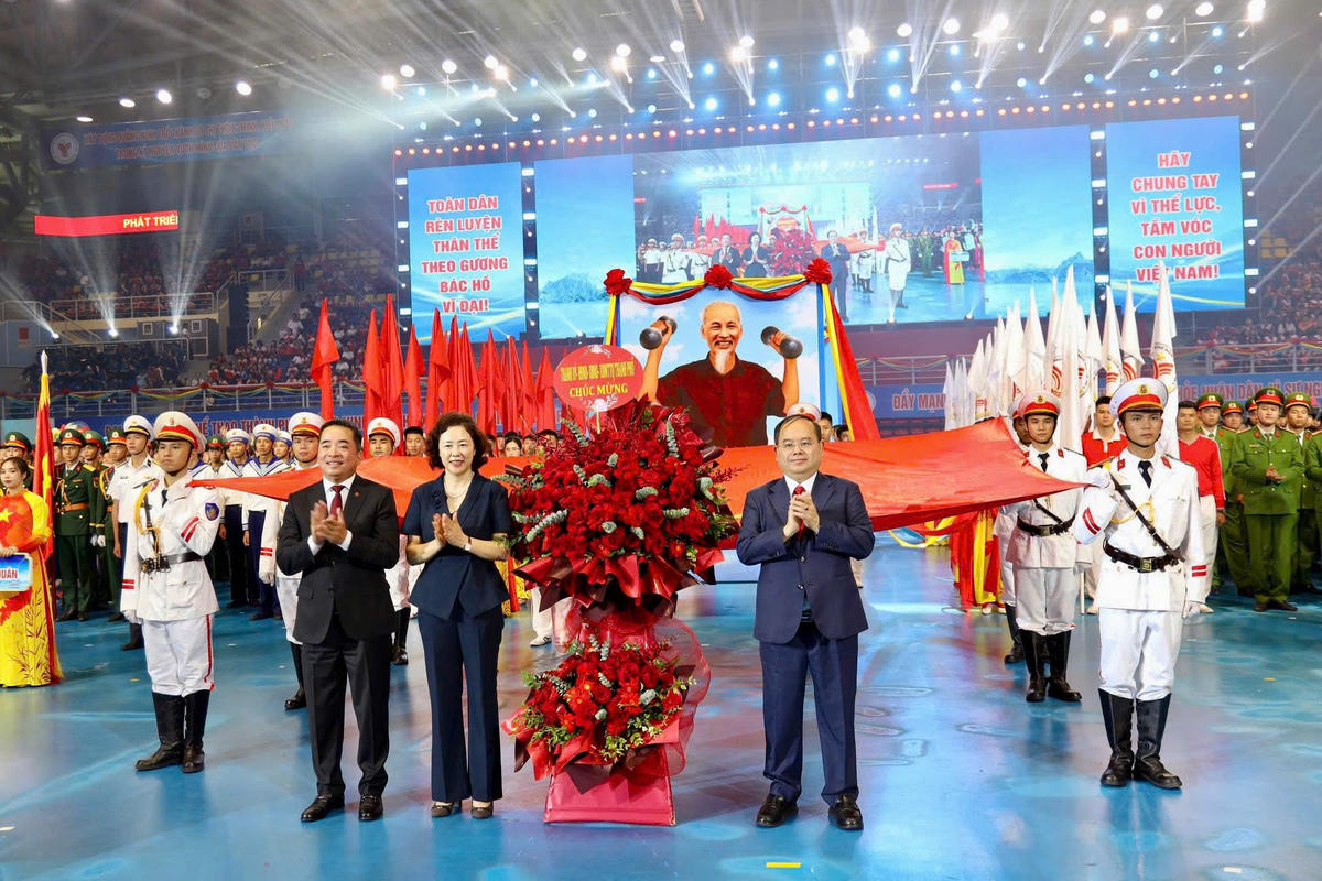 Ủy viên Trung ương Đảng, Bí thư Thành ủy Quảng Ninh Quản Minh Cường tặng hoa chúc mừng Đại hội.