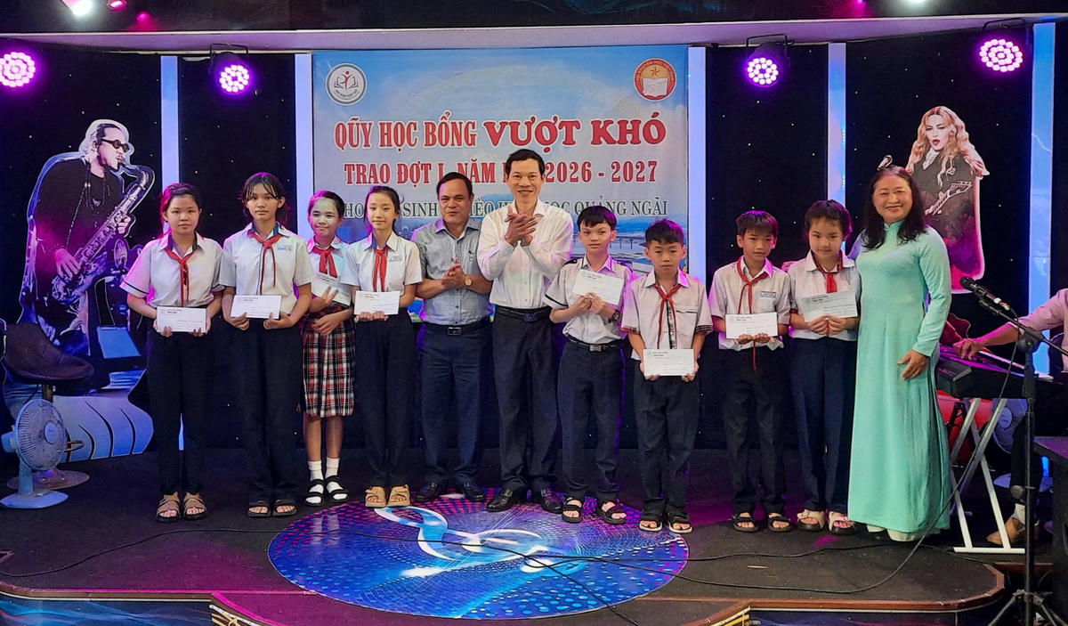 Lãnh đạo Hội khuyến học tỉnh Quảng Ngãi trao tặng quà
 cho học sinh. Ảnh: ĐVCC.