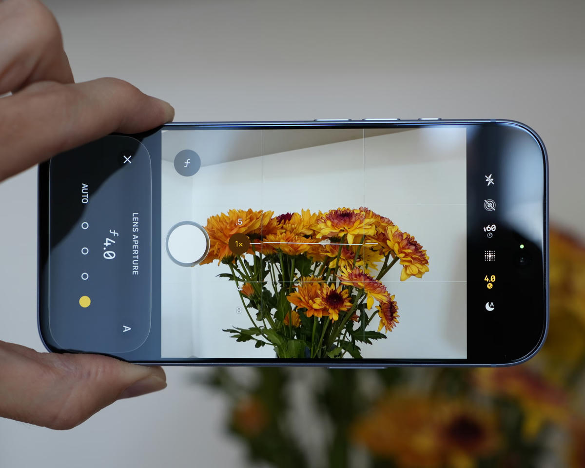 Ứng dụng camera có các phím tắt mới có thể tùy chỉnh để truy cập nhanh vào những công cụ và cài đặt thường dùng nhất, cũng như các tùy chọn điều chỉnh khẩu độ, tốc độ màn trập và độ phơi sáng. Nguồn: The Guardian.