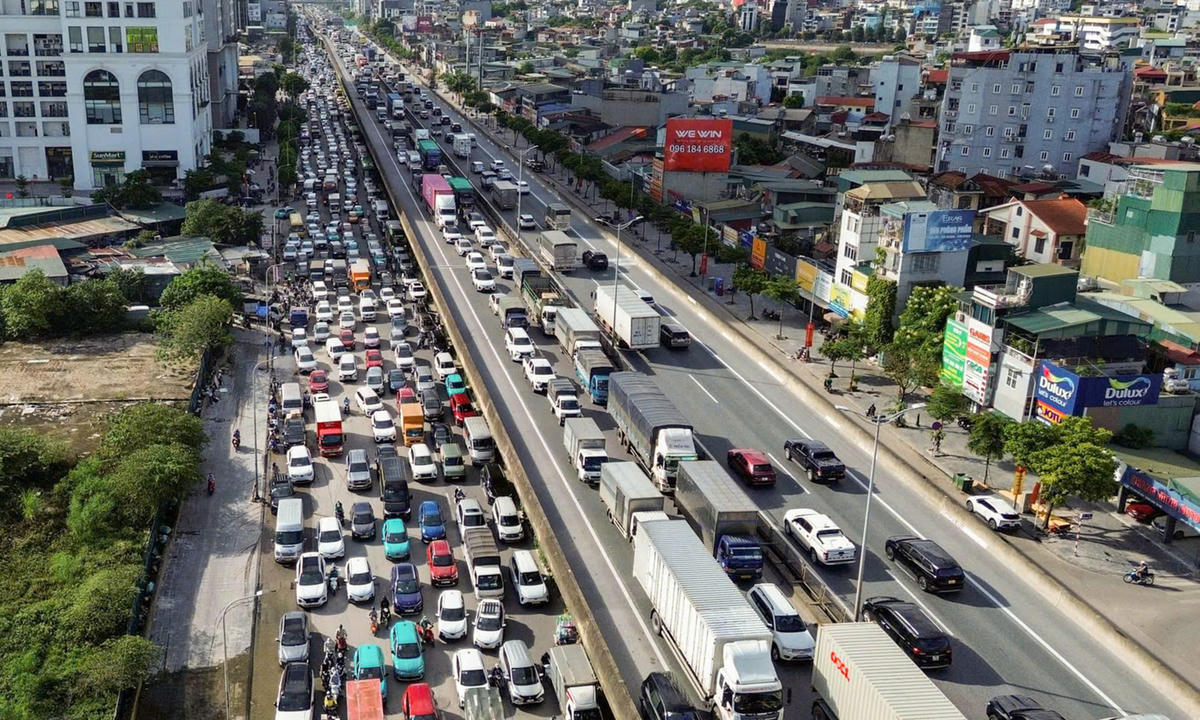 Lưu lượng phương tiện trên Vành đai 3 trên cao thường xuyên ở mức cao, tạo áp lực lớn lên hạ tầng giao thông.