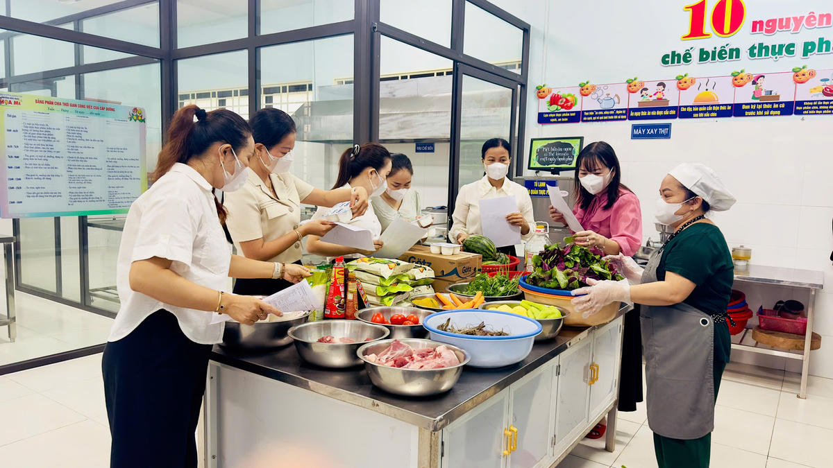 Lãnh đạo Trường Tiểu học Tam Kỳ (phường Tam Kỳ, TP Đà Nẵng) kiểm tra lấy mẫu thực phẩm. Ảnh: Nguyễn Tín.
