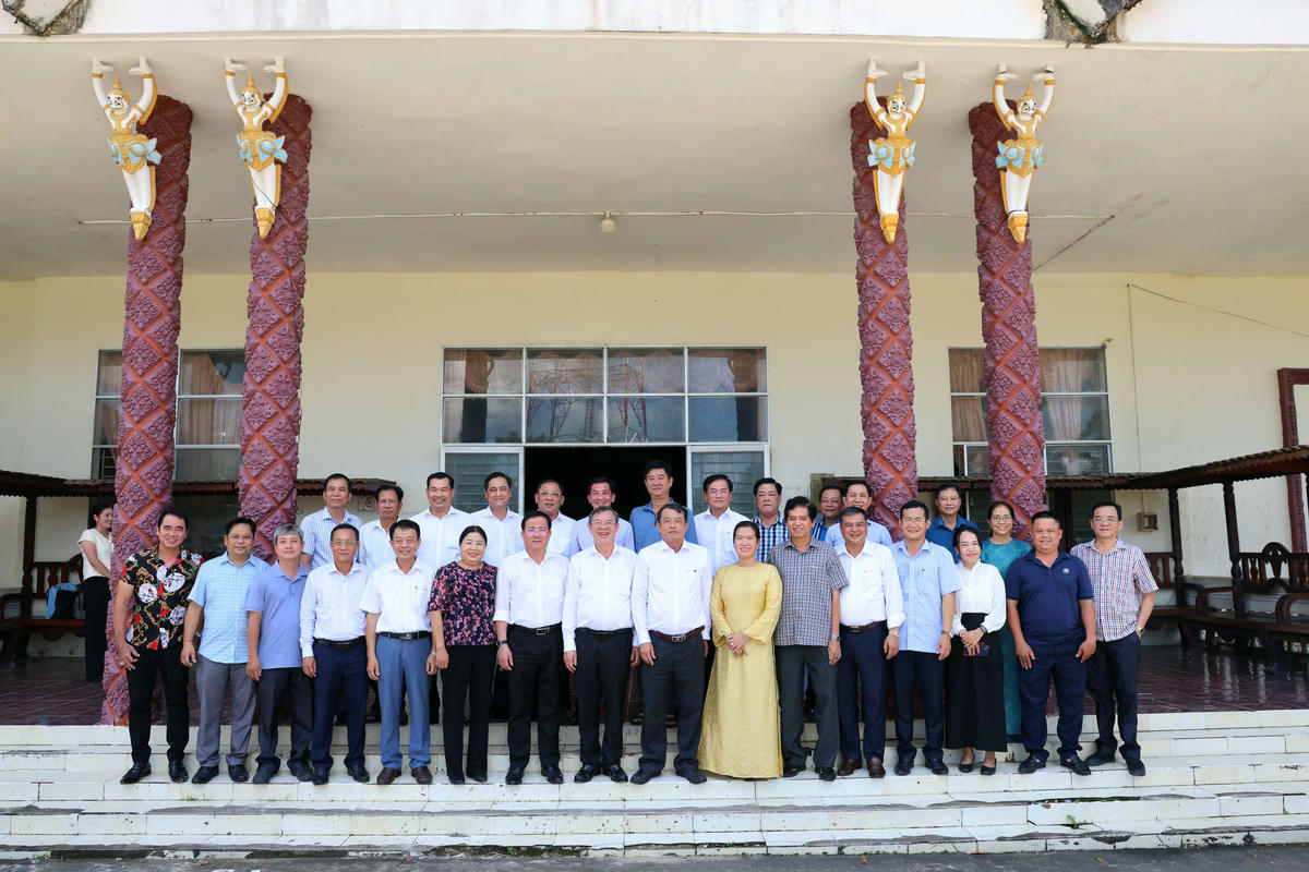 Lãnh đạo TP Cần Thơ thăm, chúc mừng Lễ Sen Đôn-ta tại Đoàn Nghệ thuật Khmer TP. Cần Thơ