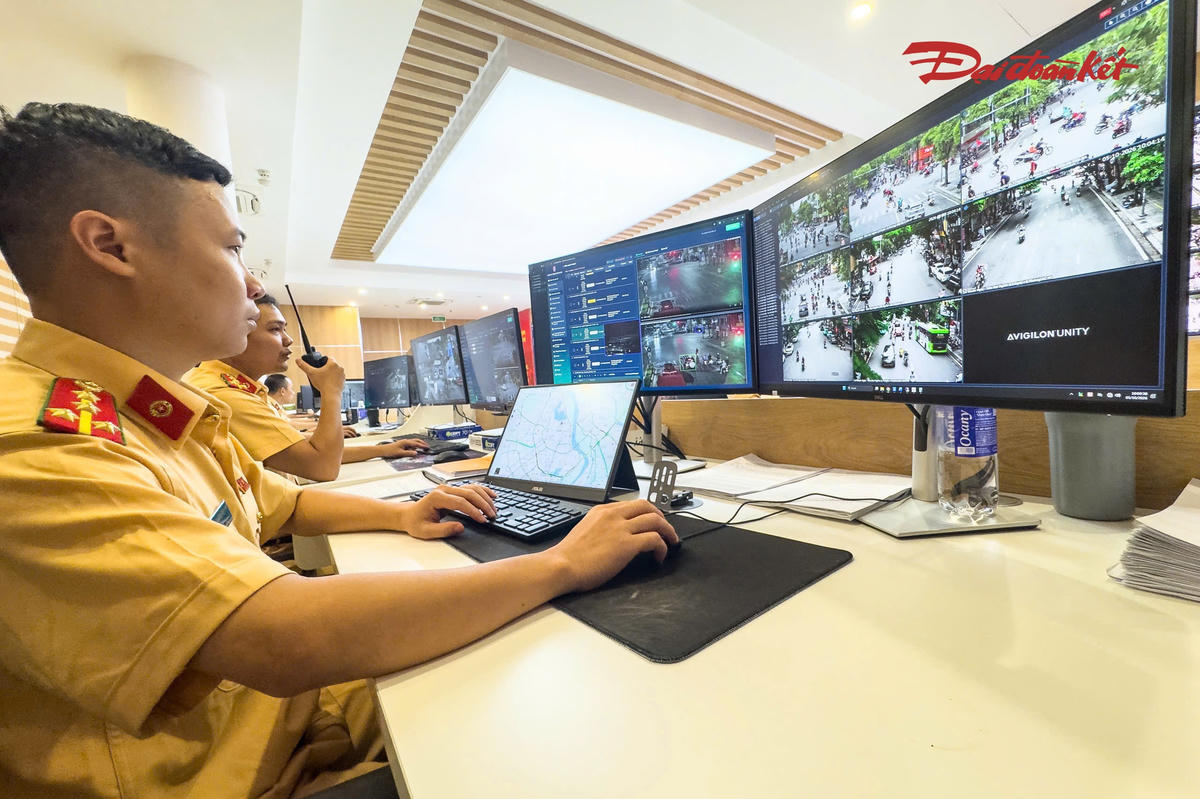 Trung tâm chỉ huy giao thông thuộc Phòng CSGT, Công an TP Hà Nội, theo dõi tình hình giao thông qua hệ thống camera.