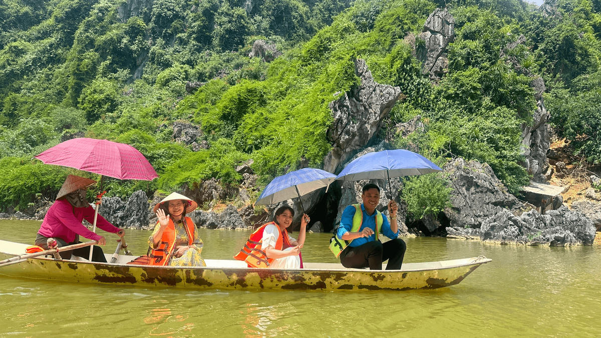 Du khách trải nghiệm trên Hồ Quan Sơn