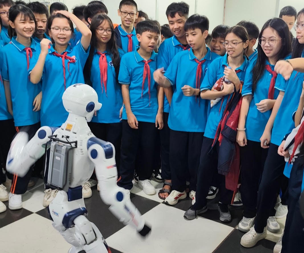 Học sinh hào hứng trải nghiệm tại Triển lãm Robot Hà Nội 2026. Ảnh: TL.