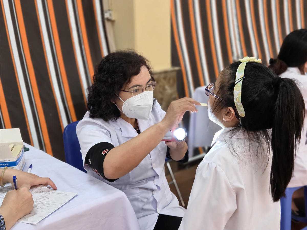 Hoạt động khám sức khỏe định kỳ tại trường học góp phần bổ sung dữ liệu phục vụ quản lý và chăm sóc sức khỏe học sinh, sinh viên.