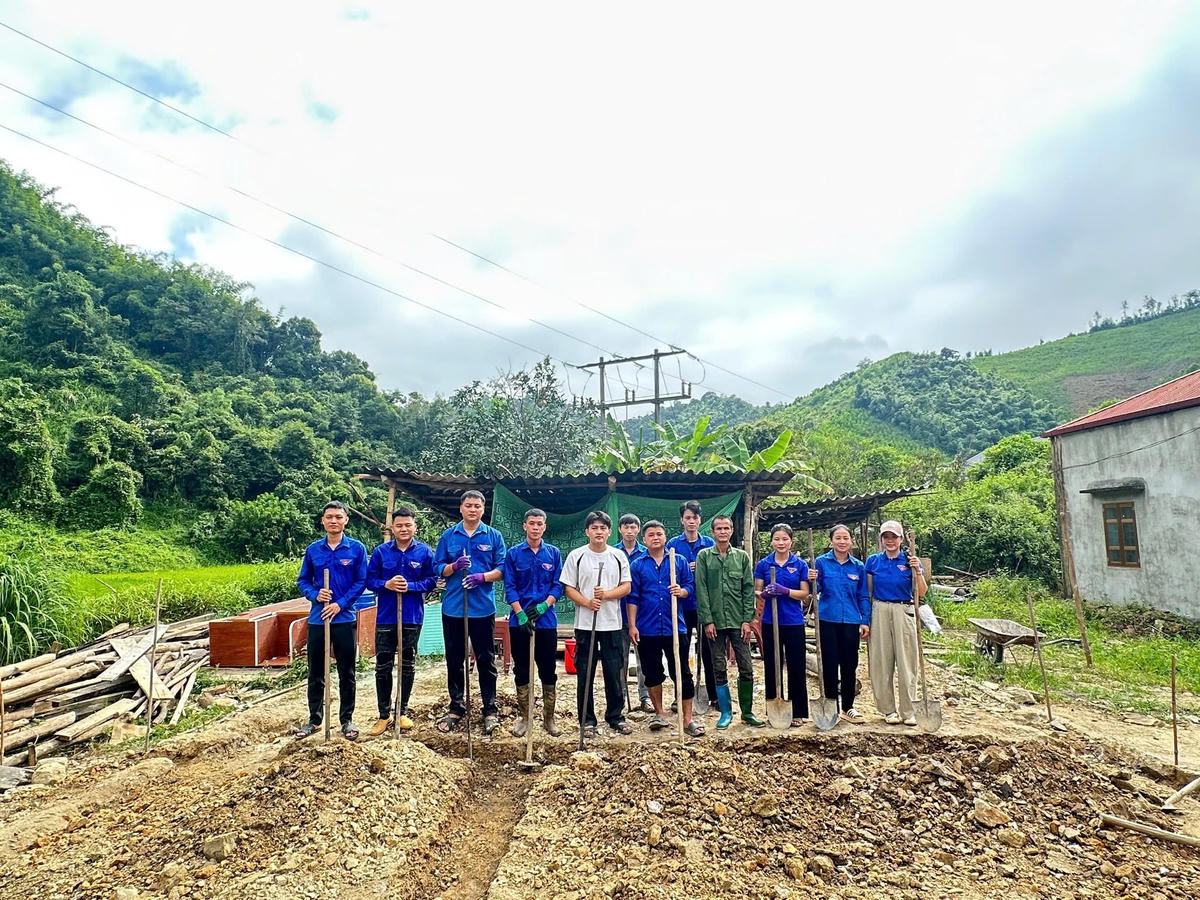 Đoàn thanh niên xã Đoàn Kết (tỉnh Lạng Sơn) hỗ trợ người dân có hoàn cảnh khó khăn xây nhà đại đoàn kết. Ảnh: Đoàn thanh niên xã Đoàn Kết.